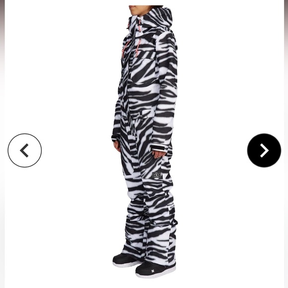 Never worn DC Vanguard snowsuit - Women’s Medium - Picture 4 of 5